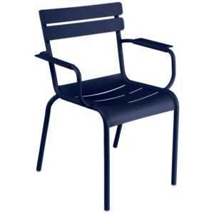 Tmavě modrá kovová zahradní židle Fermob Luxembourg s područkami