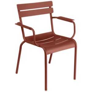 Zemitě červená kovová zahradní židle Fermob Luxembourg s područkami